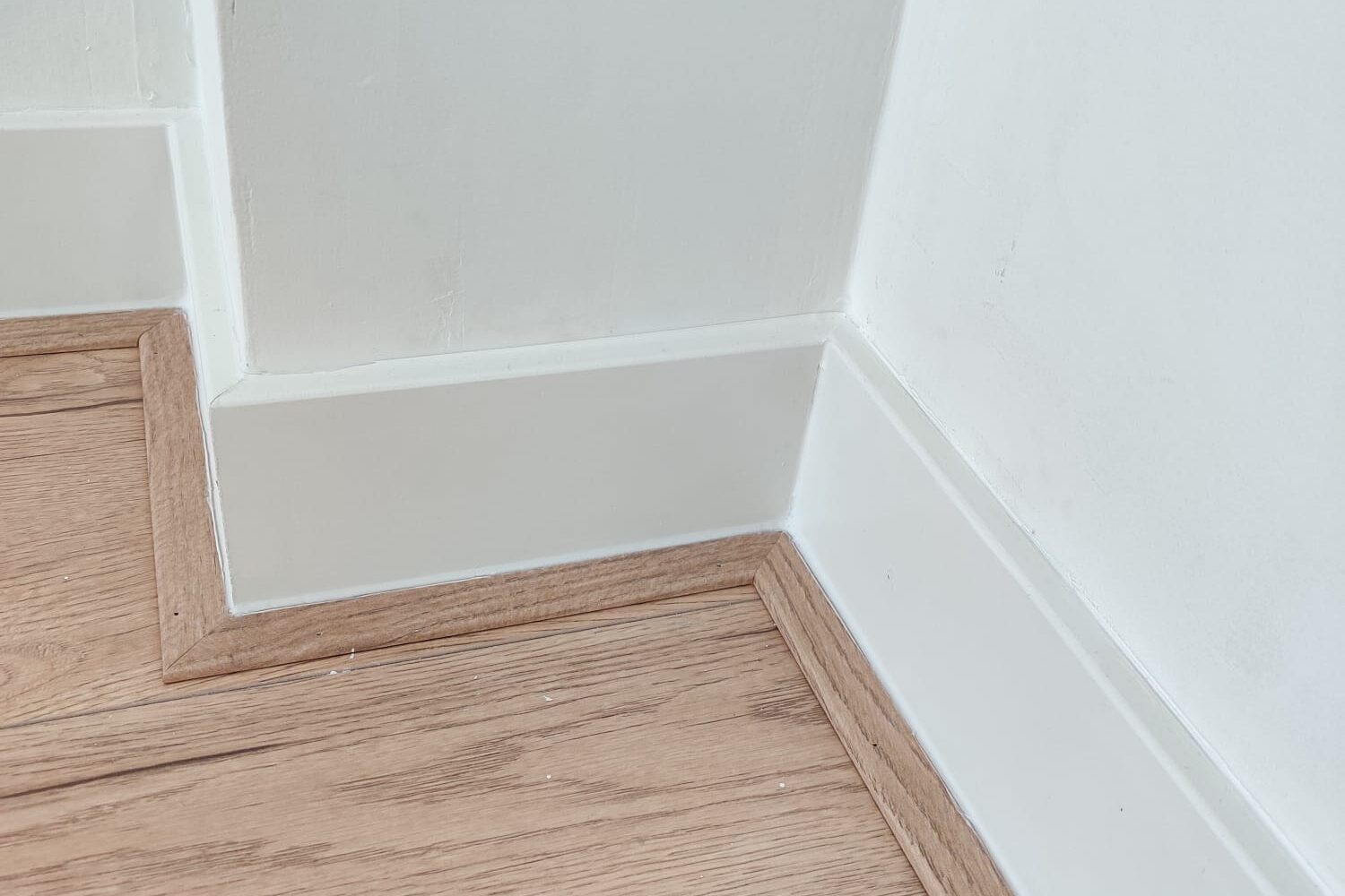 Vloeren leggen, plinten en afkitten
